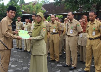 Bersejarah, Kepala Kemenag Serahkan SK Anumerta Kepada Janda Guru