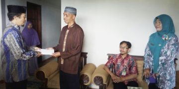 Pegawai Kemenag bantu korban longsor Jatiyoso