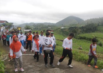 Sambut HAB Ke 70, Kemenag Karanganyar Gelar Jalan Sehat di Pegunungan