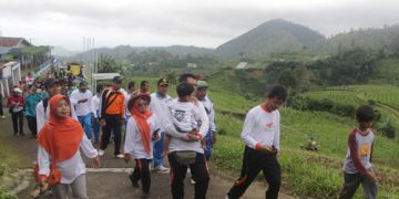 Sambut HAB Ke 70, Kemenag Karanganyar Gelar Jalan Sehat di Pegunungan
