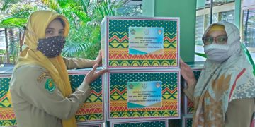 Hari Amal Bhakti, Kemenag Karanganyar Bagikan 179 Paket Sembako Untuk Siswa Madrasah Terdampak Covid