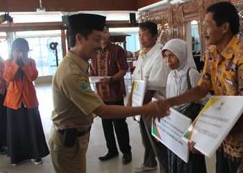 Kepala Kemenag Serahkan Bantuan Baznas Kepada UMKM & Fakir Miskin