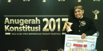 Guru MI Karanganyar Raih Penghargaan Anugerah Konstitusi 2017