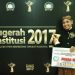 Guru MI Karanganyar Raih Penghargaan Anugerah Konstitusi 2017