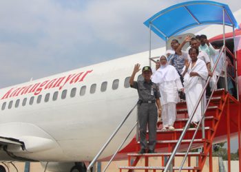 Calon Haji diajak naik Pesawat Lawu Air saat praktik manasik