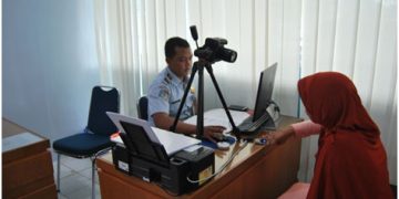 Jama'ah Haji Karanganyar Melaksanakan Pengambilan Foto Paspor