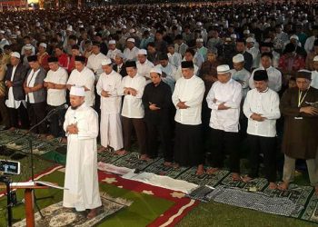 Ribuan Umat Islam Ikuti Tarawih Akbar di Alun-alun Karanganyar