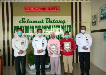 Kemenag Karanganyar Serahkan Sertifikat Halal pada 2 UKM