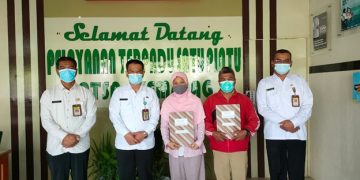 Kemenag Karanganyar Serahkan Sertifikat Halal pada 2 UKM