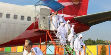 Calon Jamaah Haji Ikut Praktik Manasik di Pesawat