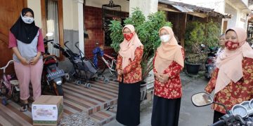 Inisiatif Dan Perhatian DWP Kemenag Karanganyar Kepada Guru Non PNS Kemenag Yang Sedang Isoman