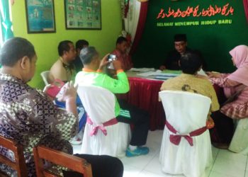 Warga Berbondong Ikrar Wakaf di KUA Kecamatan Tasikmadu