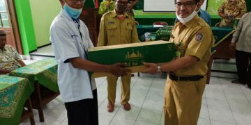 Kepala Kemenag Serahkan Bantuan DMI Pusat ke 435 Masjid di Karanganyar