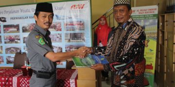 Kepala Kemenag Serahkan SK PPIU & PIHK Kantor Cabang PT Al Hijaz Kabupaten Karanganyar