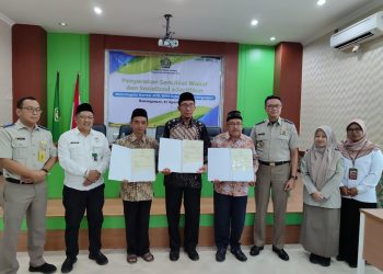 Penyerahan Sertifikat Wakaf dan Sosialisasi e-Sertifikat Bersama Kepala ATR/BPN  Kabupaten Karanganyar