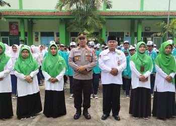 MTs N 5 Karanganyar menggelar apel bersama dengan Polsek Tasikmadu