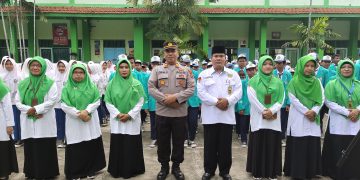 MTs N 5 Karanganyar menggelar apel bersama dengan Polsek Tasikmadu