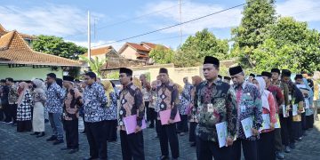Apel Pagi di PLHUT Kemenag Karanganyar: Penyerahan SK dan Perpisahan Pegawai